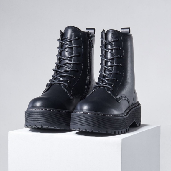 Steve Madden Bettyy Boots - Picture 2 of 6